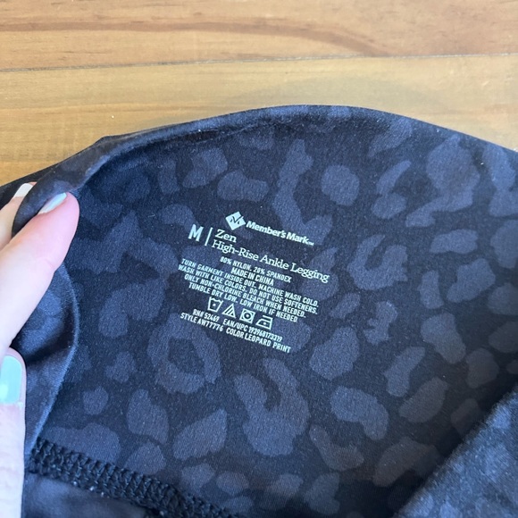 Women's Black Patterned Leggings - Picture 3 of 3